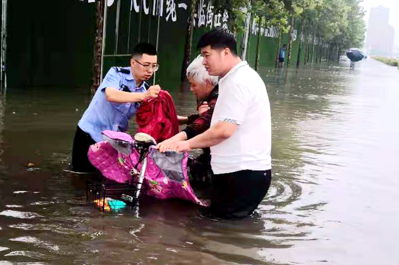 孟州公安暴雨中护您平安