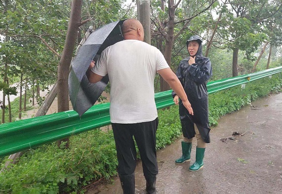 暴雨来袭 化工镇迅速开展防汛救灾工作