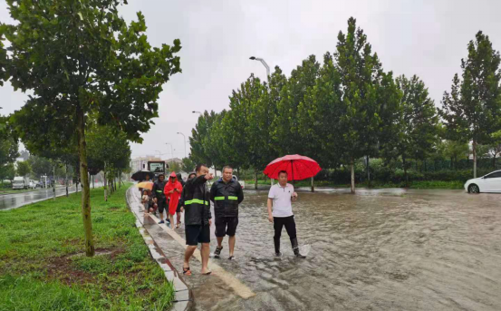 坚守城市，“雨”你同行——暴雨中的“城管蓝”